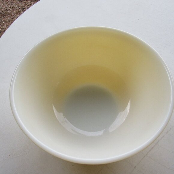 Large Yellow Pyrex Mixing Bowl Primary Color #403, 2.5 Qt - Picture 3 of 6